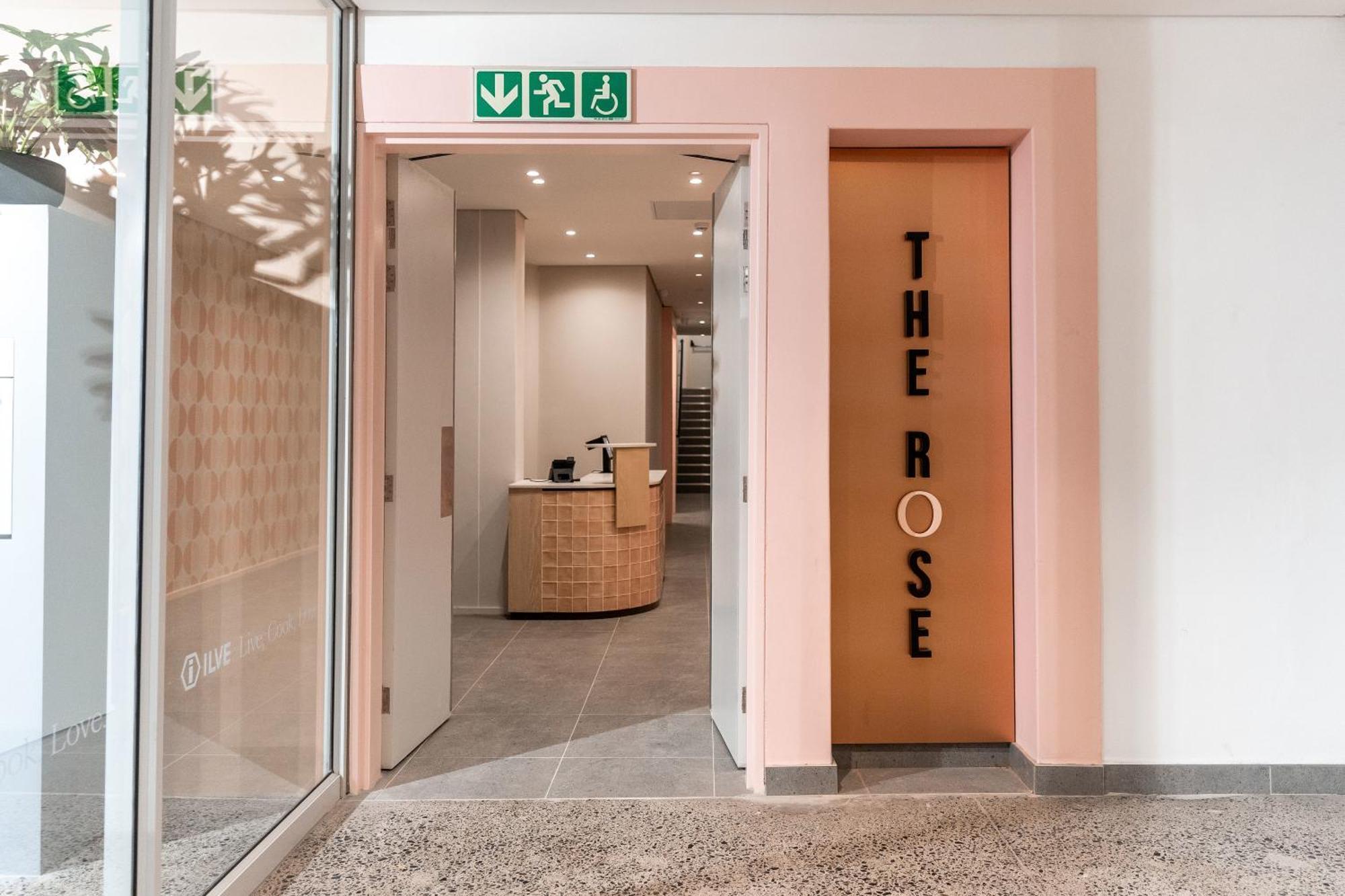 The Rose 204: Studio Apartment With Rooftop Pool ケープタウン エクステリア 写真